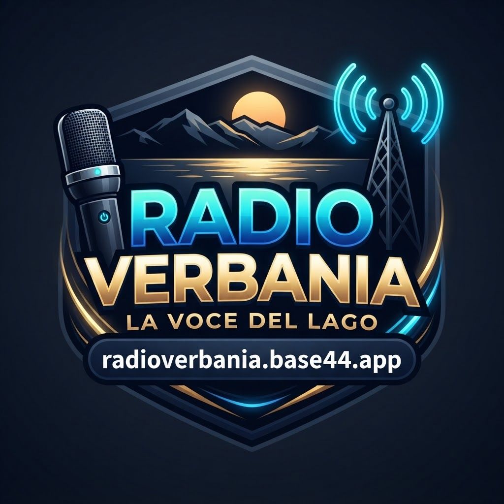 Logo “44 Radio Verbania” con microfono vintage, onde radio e paesaggio montano al tramonto.
