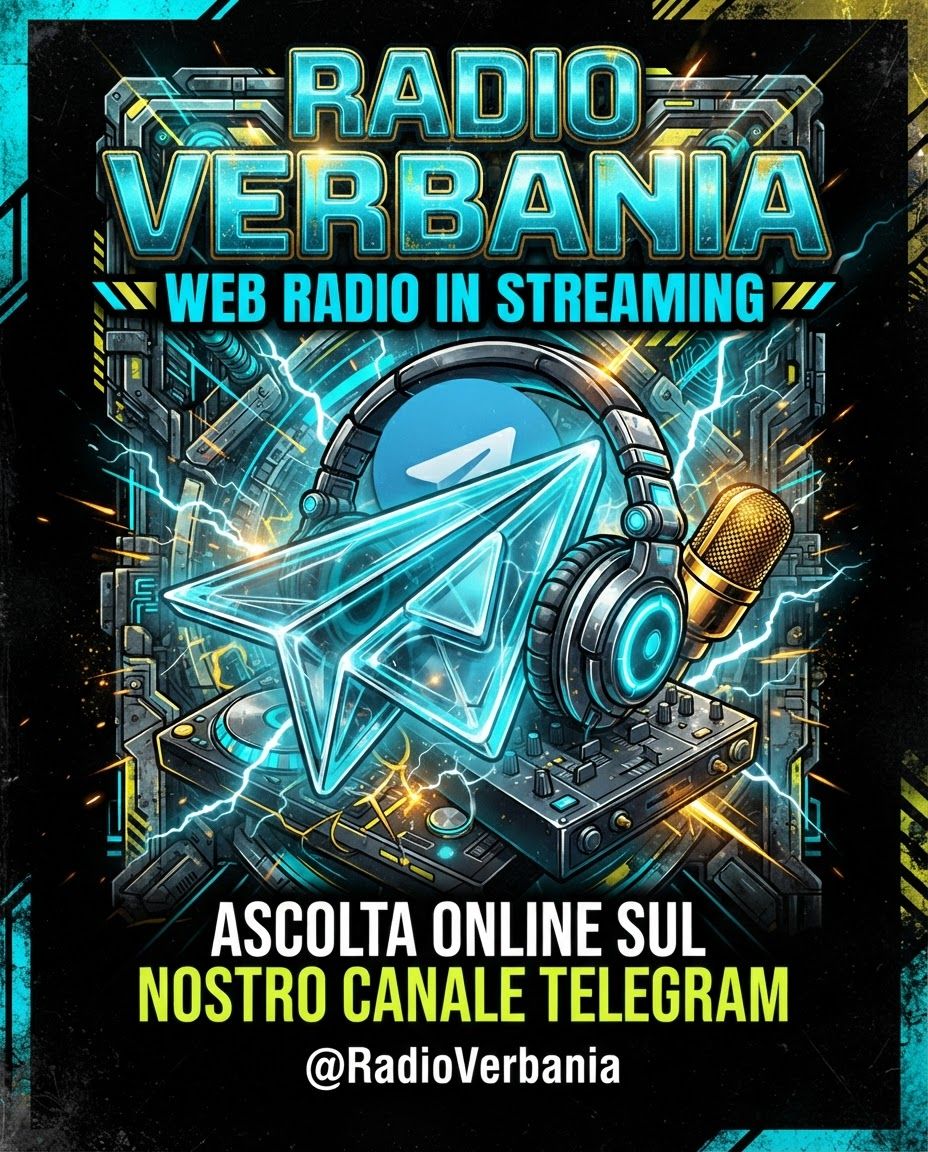 Grafica promozionale radio con testo “Ascolta la nostra radio”, icona a triangolo e frecce blu.