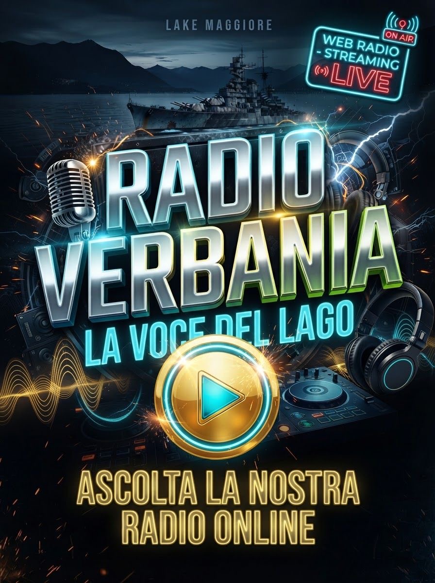 Microfono da studio con cuffie e pulsante play, sfondo rosso con scritta “Ascolta la nostra radio”.